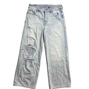 American Eagle Strigid Ripped Mom Jeans in Light‎ Wash Size 4